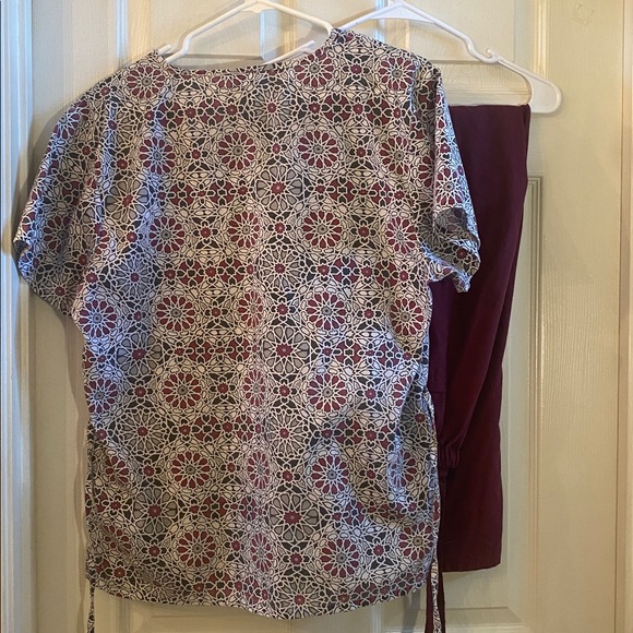 Stylish Women's Geometric Print Uniform Scrub Top with Pants Set - Picture 4 of 8